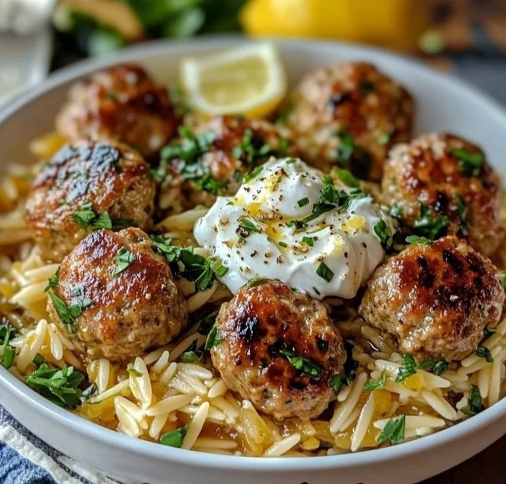 Boulettes Grecques accompagnées d'orzo citronné et de crème de feta