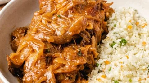 Recette de Poulet Yassa, plat traditionnel sénégalais au poulet mariné et sauce citron